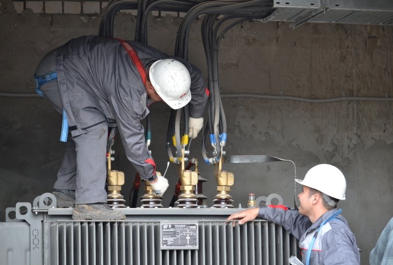 Industrial isolation transformer installation in power distribution system
